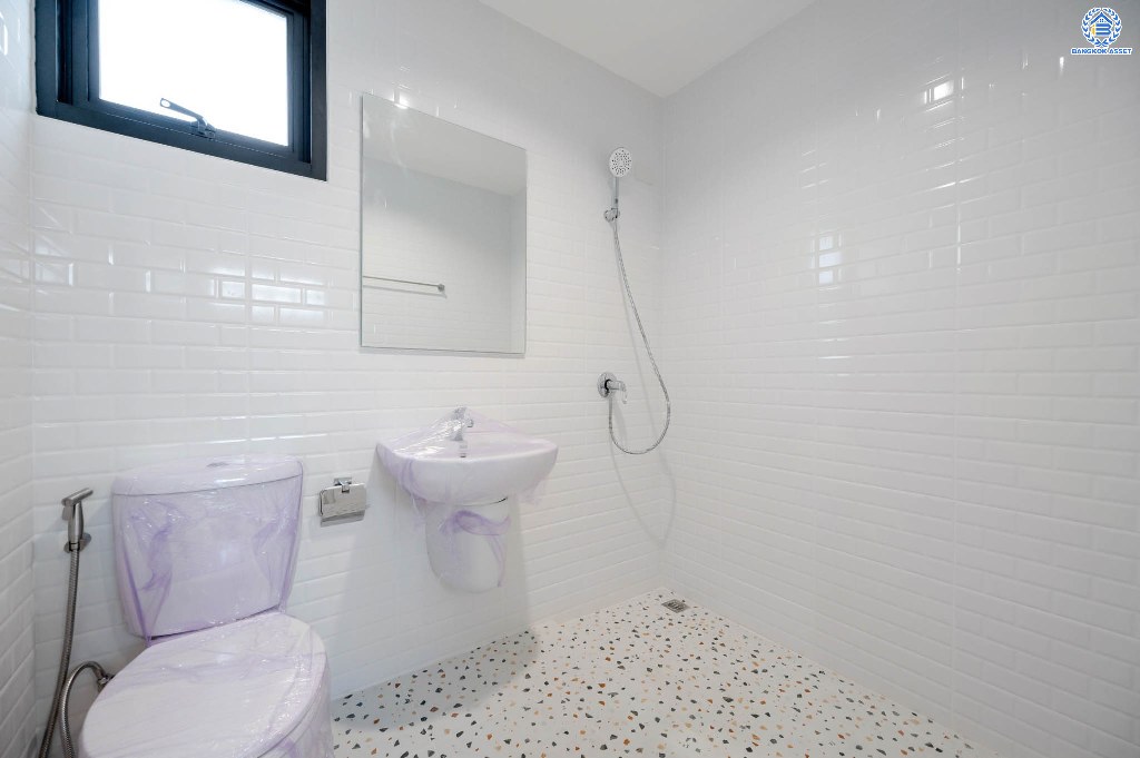 บ้านมือสองตกแต่งใหม่ พระปิ่น2 บรมราชชนนี เนื้อที่ 36.30 ตร.ว. ฟังก์ชัน 2 ห้องนอน 2 ห้องน้ำ เข้า-ออกได้สองเสั้นทาง โครงการติดถนนบรมราชชนนี เชื่อมต่อถนนศาลาธรรมสพน์ ใกล้ทางคู่ขนานลอยฟ้าบรมราชชนนี ใกล้จุดขึ้นทางด่วน "ศรีรัช" และห้างสรรพสินค้าเซ็นทรัลปิ่นเกล้า...